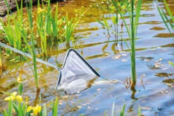 Oase Triangular Algae Net 10 Oase Triangular Algae Net -Serene Waters Oase Triangular Net in use 35482.1680192637